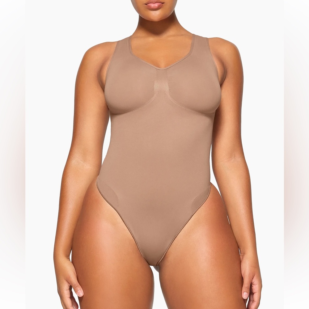SKIMS BRAND NEW SEAMLESS SCULPT SCOOP NECK THONG BODYSUIT IN SIENNA
